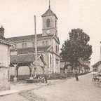 La place du village est le lieu où bat son cœur, celui de notre vaste parentèle